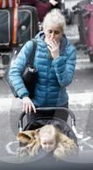EXKLUSIV - Emma Parker Bowles raucht und schiebt den Kinderwagen am Flughafen Gatwick
