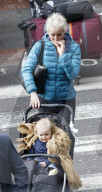 EXKLUSIV - Emma Parker Bowles raucht und schiebt den Kinderwagen am Flughafen Gatwick