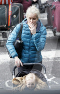 EXKLUSIV - Emma Parker Bowles raucht und schiebt den Kinderwagen am Flughafen Gatwick