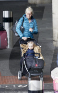 EXKLUSIV - Emma Parker Bowles raucht und schiebt den Kinderwagen am Flughafen Gatwick