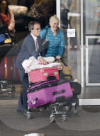 EXKLUSIV - Emma Parker Bowles raucht und schiebt den Kinderwagen am Flughafen Gatwick