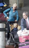 EXKLUSIV - Emma Parker Bowles raucht und schiebt den Kinderwagen am Flughafen Gatwick