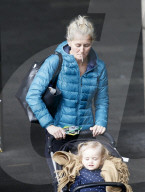EXKLUSIV - Emma Parker Bowles raucht und schiebt den Kinderwagen am Flughafen Gatwick