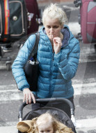 EXKLUSIV - Emma Parker Bowles raucht und schiebt den Kinderwagen am Flughafen Gatwick
