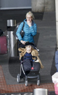 EXKLUSIV - Emma Parker Bowles raucht und schiebt den Kinderwagen am Flughafen Gatwick