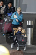 EXKLUSIV - Emma Parker Bowles raucht und schiebt den Kinderwagen am Flughafen Gatwick