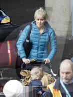 EXKLUSIV - Emma Parker Bowles raucht und schiebt den Kinderwagen am Flughafen Gatwick