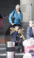 EXKLUSIV - Emma Parker Bowles raucht und schiebt den Kinderwagen am Flughafen Gatwick