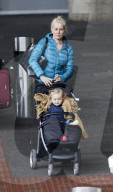 EXKLUSIV - Emma Parker Bowles raucht und schiebt den Kinderwagen am Flughafen Gatwick