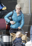 EXKLUSIV - Emma Parker Bowles raucht und schiebt den Kinderwagen am Flughafen Gatwick