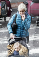 EXKLUSIV - Emma Parker Bowles raucht und schiebt den Kinderwagen am Flughafen Gatwick