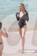 EXKLUSIV - Elsa Hosk posiert am Beach von St.Barth