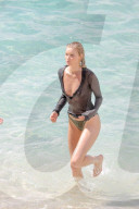 EXKLUSIV - Elsa Hosk posiert am Beach von St.Barth