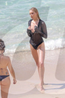 EXKLUSIV - Elsa Hosk posiert am Beach von St.Barth
