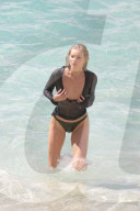 EXKLUSIV - Elsa Hosk posiert am Beach von St.Barth