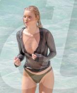 EXKLUSIV - Elsa Hosk posiert am Beach von St.Barth