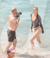 EXKLUSIV - Elsa Hosk posiert am Beach von St.Barth