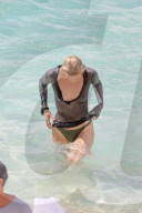 EXKLUSIV - Elsa Hosk posiert am Beach von St.Barth