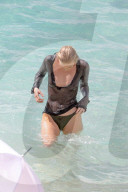 EXKLUSIV - Elsa Hosk posiert am Beach von St.Barth