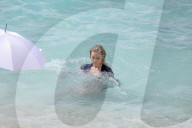 EXKLUSIV - Elsa Hosk posiert am Beach von St.Barth