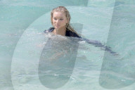 EXKLUSIV - Elsa Hosk posiert am Beach von St.Barth