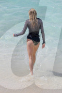 EXKLUSIV - Elsa Hosk posiert am Beach von St.Barth