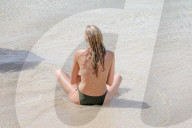 EXKLUSIV - Elsa Hosk posiert am Beach von St.Barth