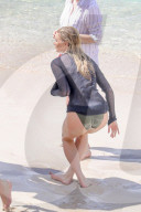 EXKLUSIV - Elsa Hosk posiert am Beach von St.Barth