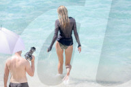 EXKLUSIV - Elsa Hosk posiert am Beach von St.Barth