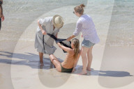 EXKLUSIV - Elsa Hosk posiert am Beach von St.Barth