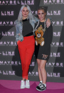 PEOPLE - Promis feiern bei 'Maybelline Bring' in London 