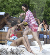EXKLUSIV - Drew Barrymore am Beach von Tulum