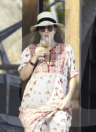 EXKLUSIV - Drew Barrymore am Beach von Tulum