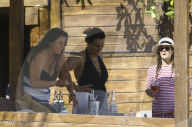 EXKLUSIV - Drew Barrymore am Beach von Tulum