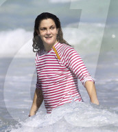 EXKLUSIV - Drew Barrymore am Beach von Tulum