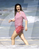 EXKLUSIV - Drew Barrymore am Beach von Tulum