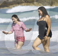 EXKLUSIV - Drew Barrymore am Beach von Tulum