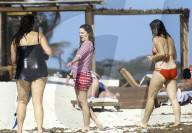 EXKLUSIV - Drew Barrymore am Beach von Tulum
