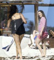 EXKLUSIV - Drew Barrymore am Beach von Tulum