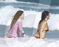 EXKLUSIV - Drew Barrymore am Beach von Tulum