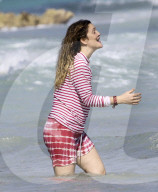 EXKLUSIV - Drew Barrymore am Beach von Tulum