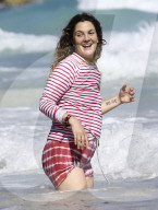 EXKLUSIV - Drew Barrymore am Beach von Tulum