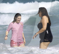 EXKLUSIV - Drew Barrymore am Beach von Tulum