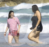 EXKLUSIV - Drew Barrymore am Beach von Tulum