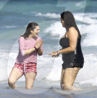 EXKLUSIV - Drew Barrymore am Beach von Tulum