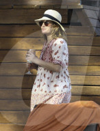 EXKLUSIV - Drew Barrymore am Beach von Tulum