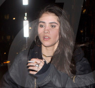 PEOPLE - Rocco Ritchie's Freundin Kim Turnbull etwas "gwagglig" in London unterwegs