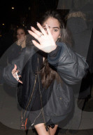 PEOPLE - Rocco Ritchie's Freundin Kim Turnbull etwas "gwagglig" in London unterwegs