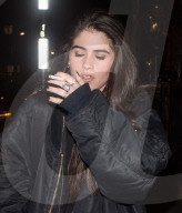 PEOPLE - Rocco Ritchie's Freundin Kim Turnbull etwas "gwagglig" in London unterwegs