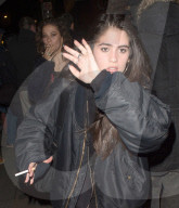 PEOPLE - Rocco Ritchie's Freundin Kim Turnbull etwas "gwagglig" in London unterwegs